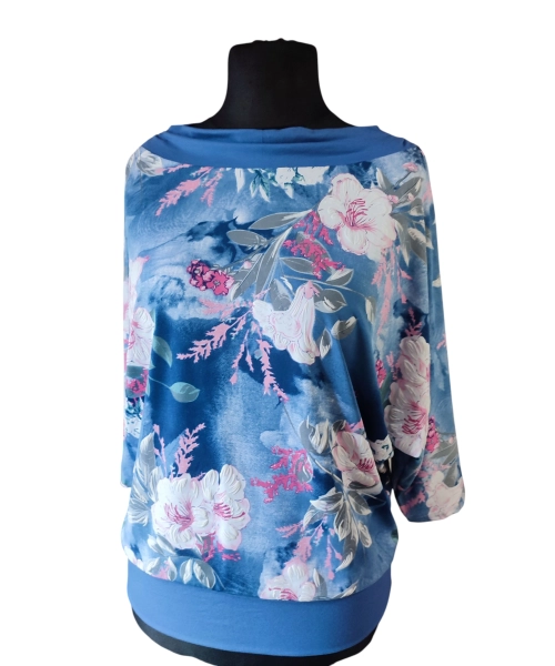 Niebieska bluzka kimono z marszczonym dekoltem - wzór w kwiaty